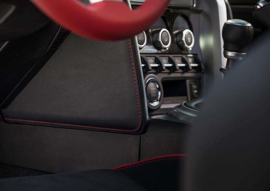 Детали интерьера Toyota GT 86 TRD Special Edition 2018 года  (NA) (фото 12 из 40)